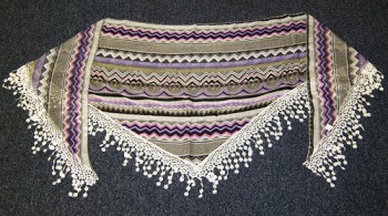 Triangular scarf purple pattern